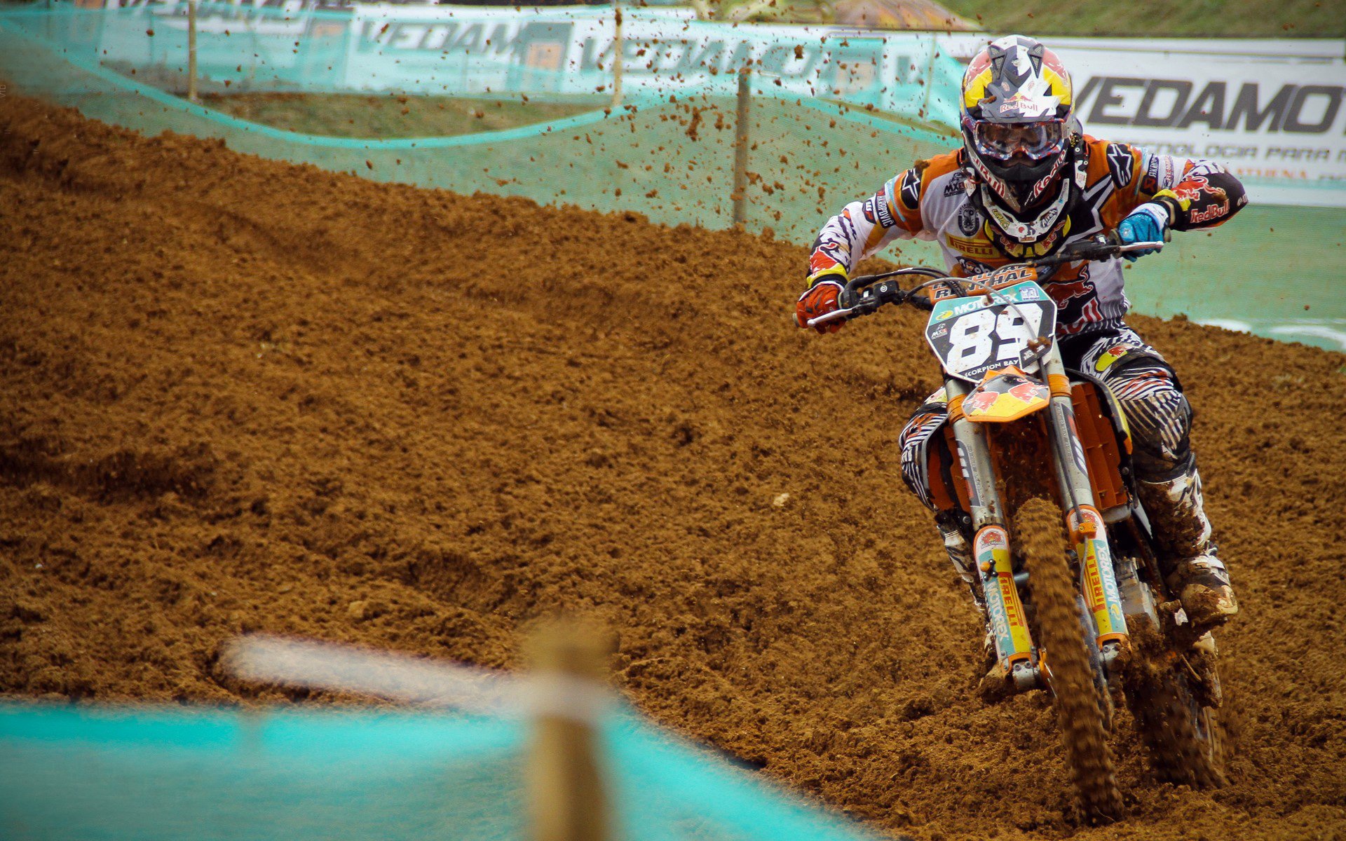 凯撒酋长与国内足球组织达成合作协议，凯撒踢足球